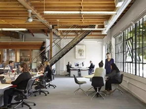 从机油到咖啡香 汽车修理厂的工业风创业空间蜕变记